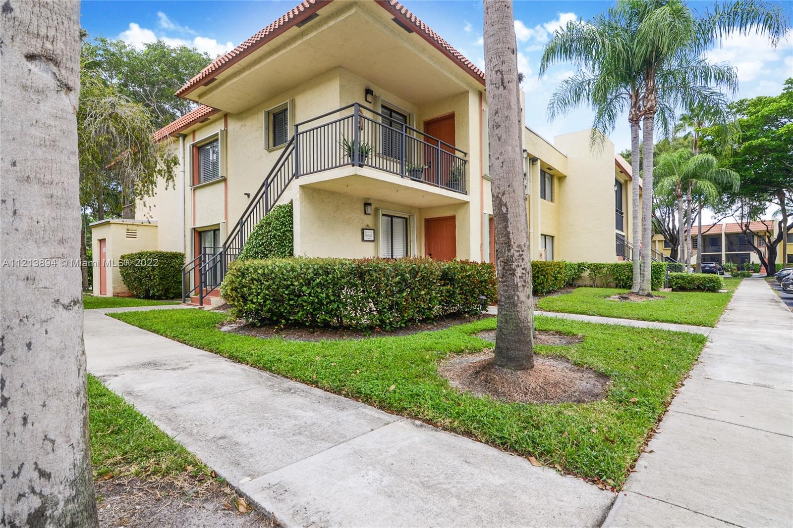 408 Lakeview Dr, Weston, FL 33326
