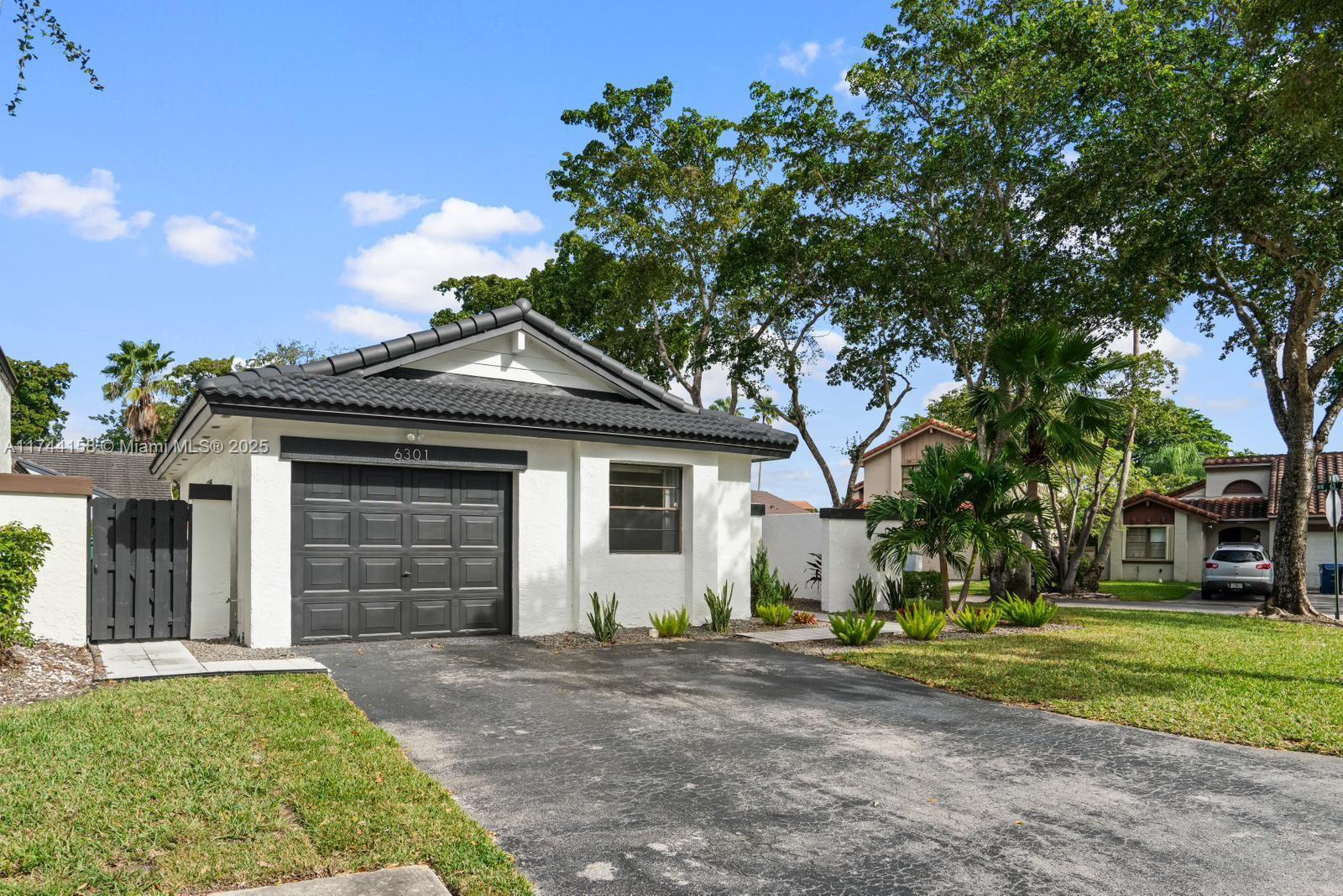 6301 173rd Ln, Hialeah, FL 33015
