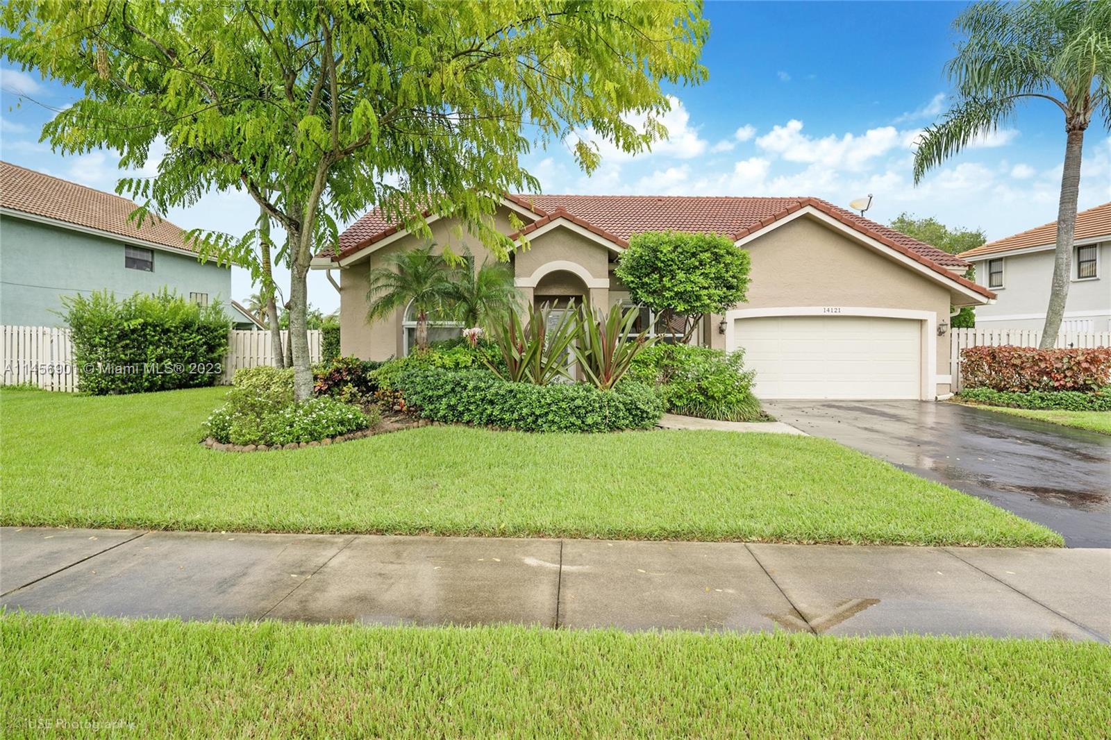 14121 Summersville Pl, Davie, FL 33325