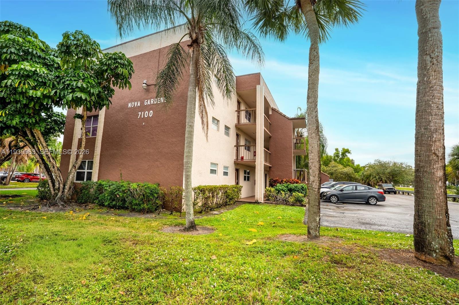 7100 Nova Dr, Davie, FL 33317
