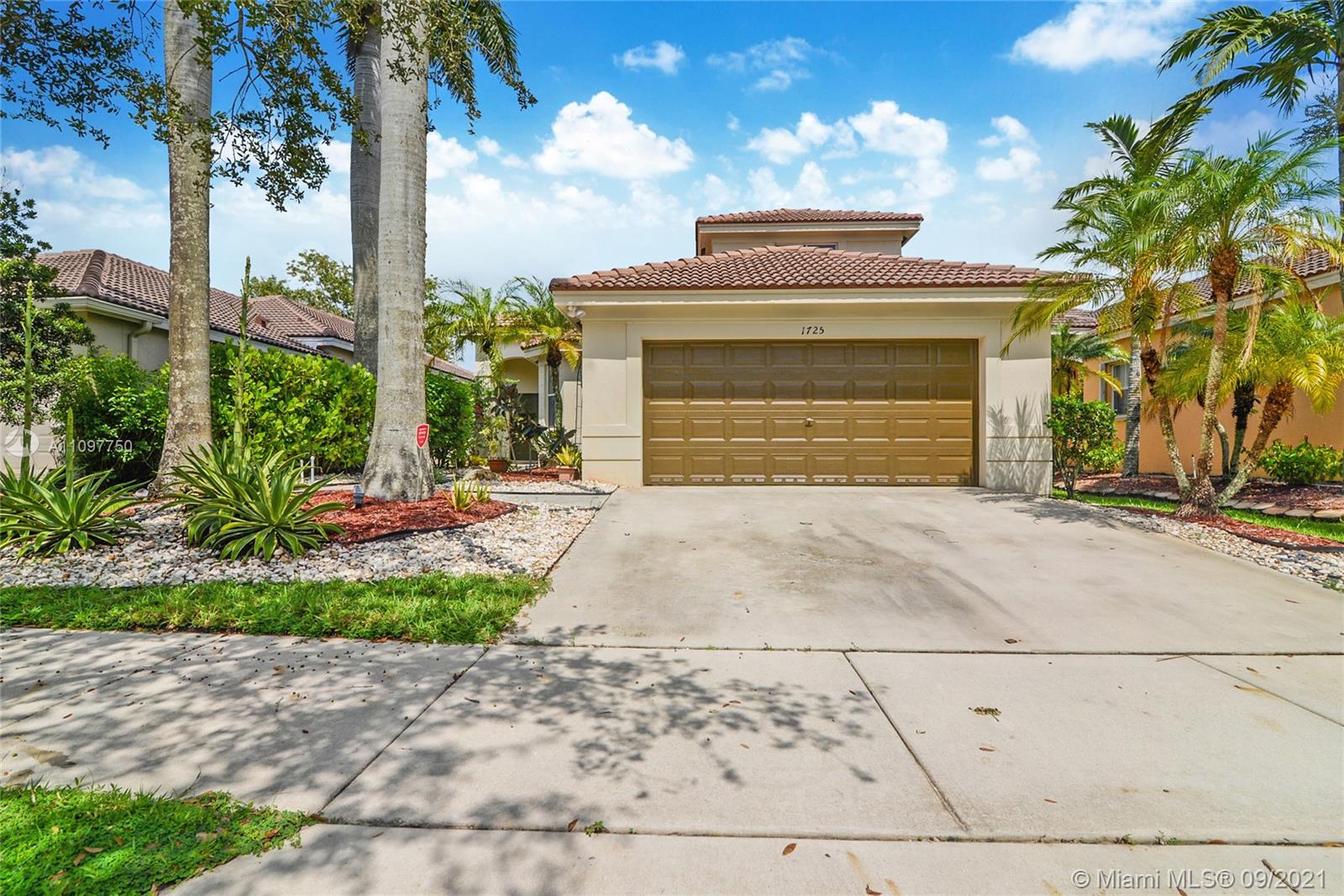1725 Winterberry Ln, Weston, FL 33327