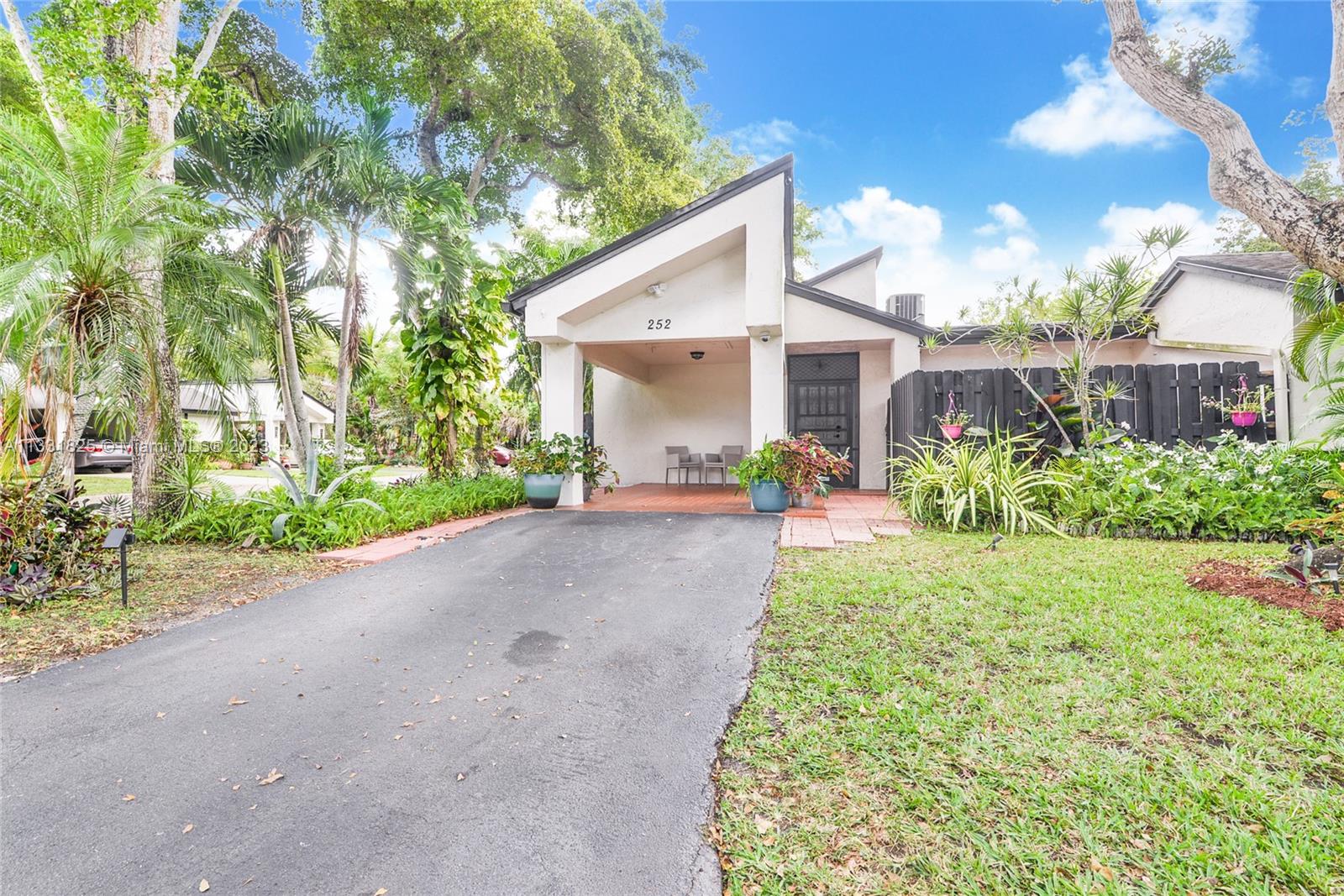 252 Fairway Cir, Weston, FL 33326